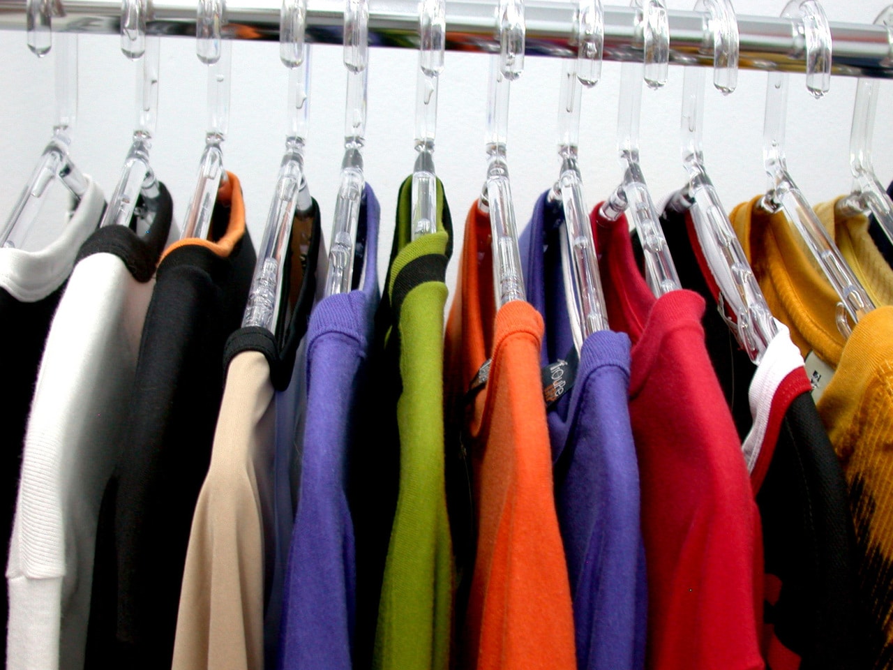 Kenali warna dan motif pakaian penjual atau pembeli
