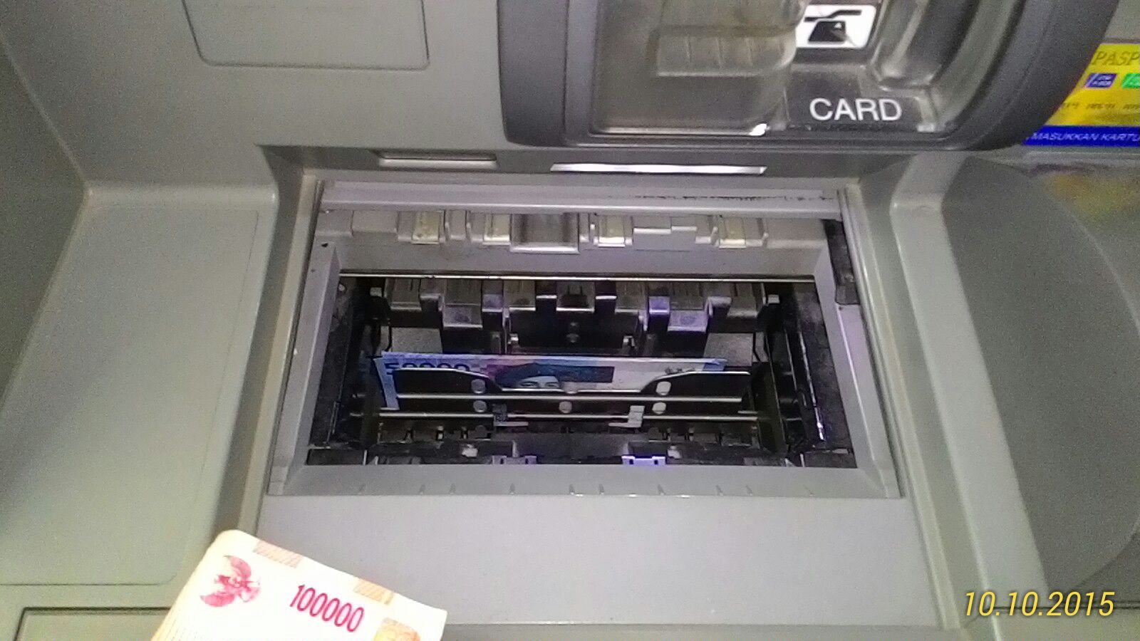 Menabung tidak perlu melalui teller bank lagi dengan menggunakan ATM setor tunai