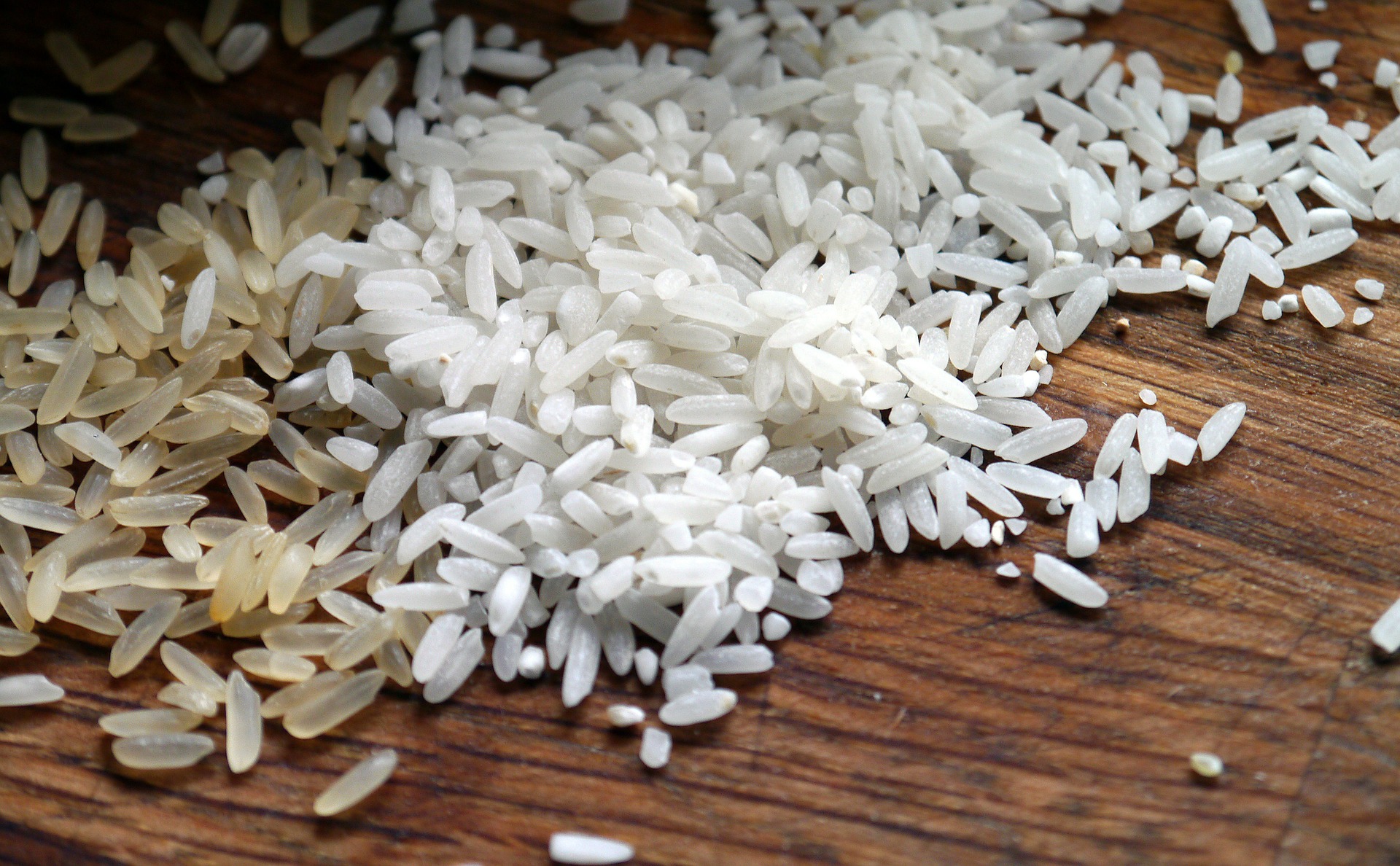 Cara mengeringkan smartphone yang terkena air dengan beras