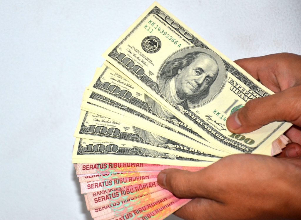 Rupiah, Dollar, Atau Emas Untuk Investasi Jangka Panjang?