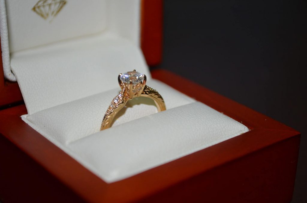 Cincin Emas Tersangkut di Jari? Ini Solusinya
