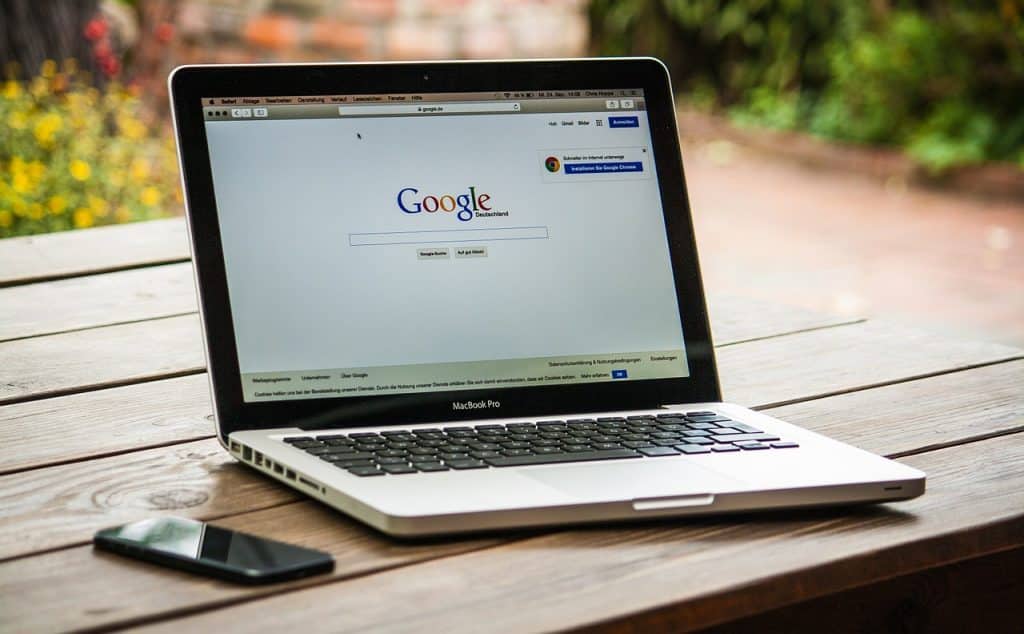 Laptop yang panas membuat performanya menjadi lambat, suka hang dan restart sendiri. Berikut ini adalah cara mendinginkan laptop yang panas.
