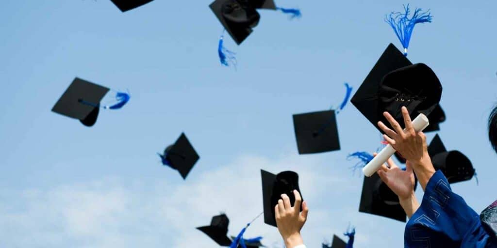 7 KADO WISUDA YANG PALING LARIS DAN PALING SERING MUNCUL DI WISUDAAN