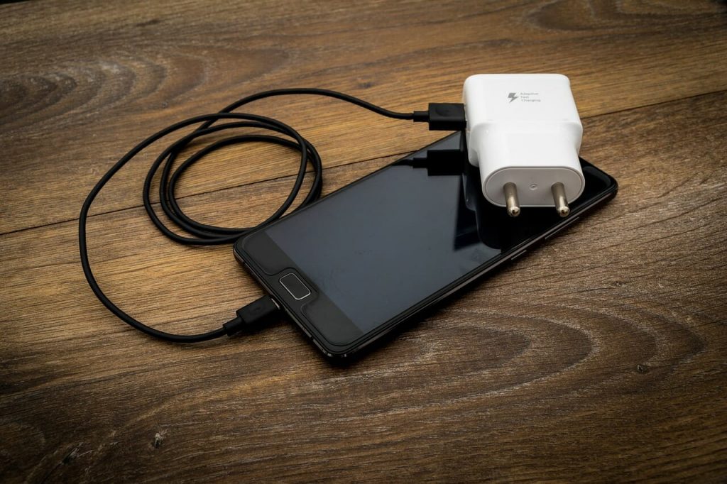 7 Cara Aman Menggunakan Charger yang Perlu Kamu Tahu!