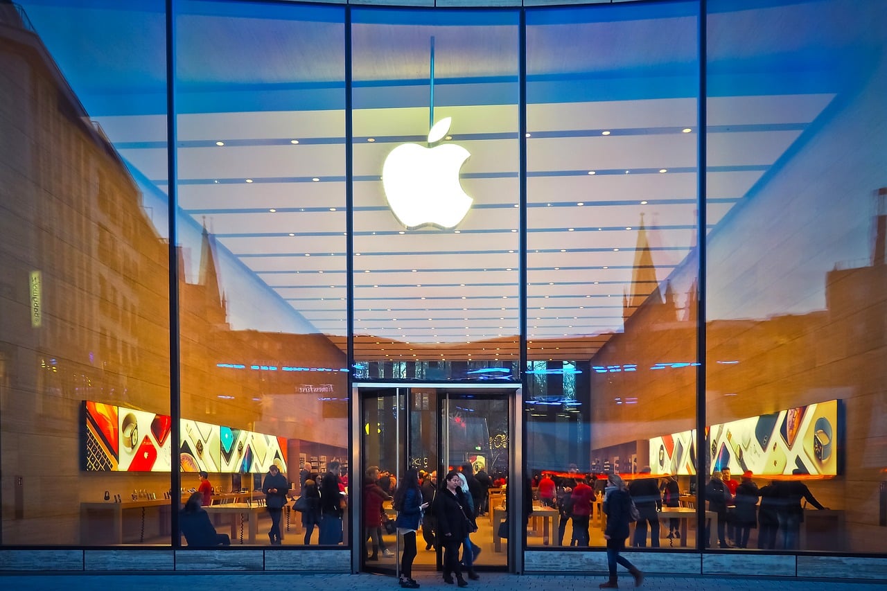Tempat COD terbaik yaitu di Mall, sekalian kamu bisa cari macbook preloved di toko komputer yang lain