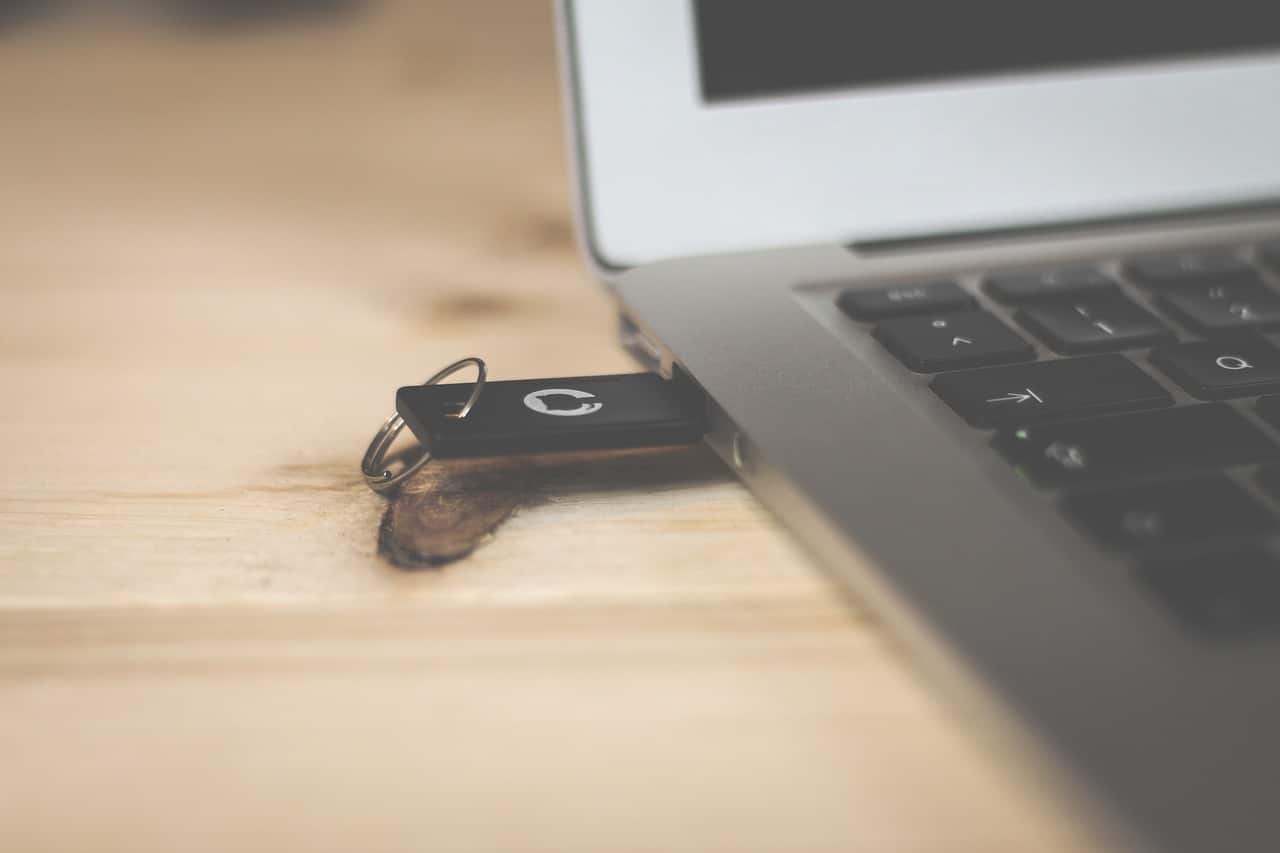 Cek apakah ada masalah pada port USB Macbook atau Tidak