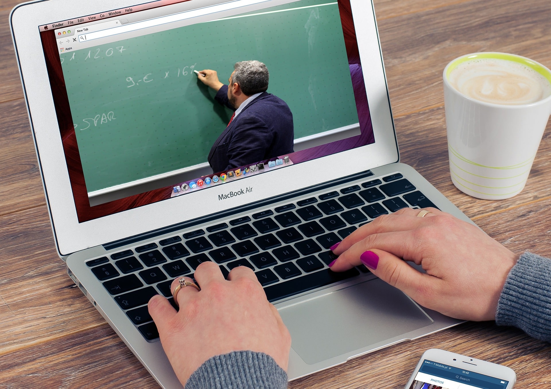 Fokus saat sesi belajar pada saat menggunakan laptop dan smartphone