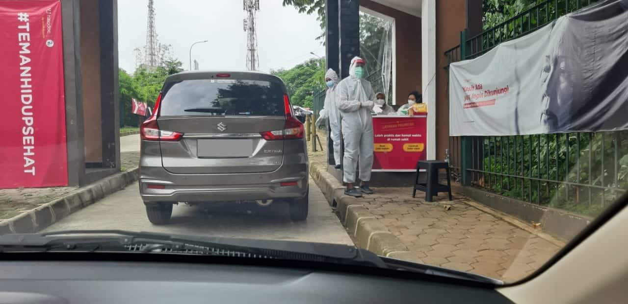 Antrian pada saat melakukan swab test di Buperta